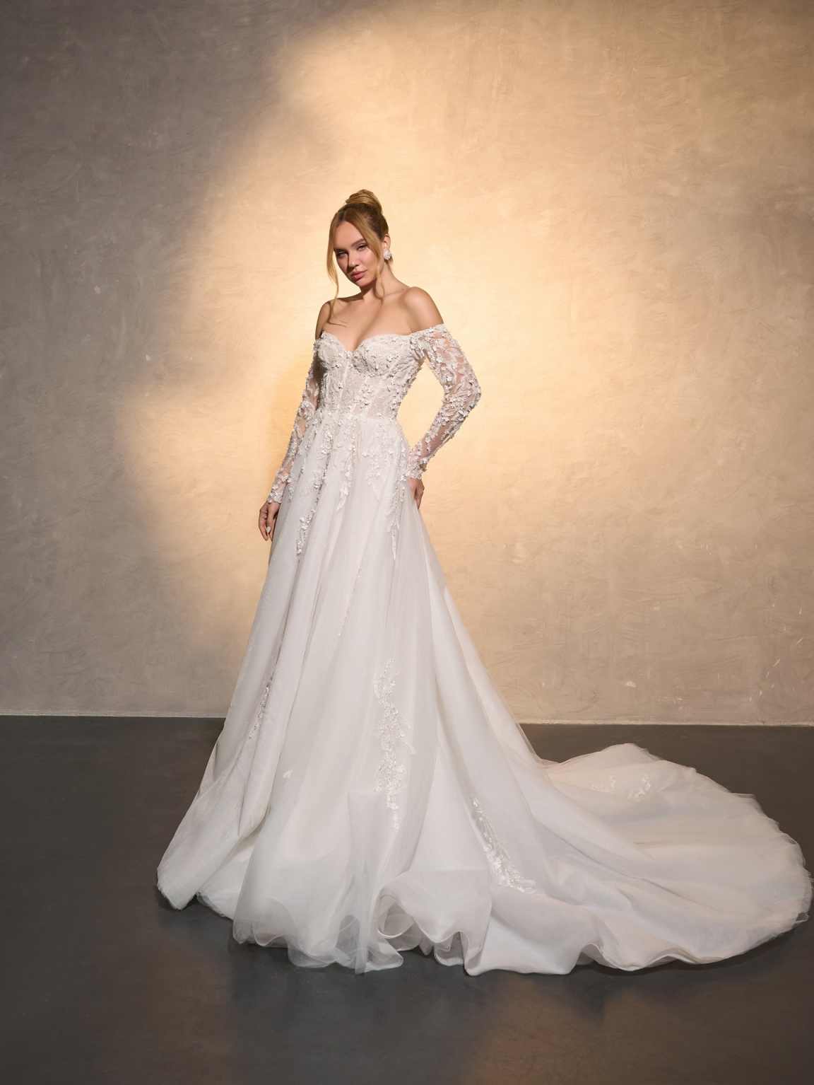 Vestido de novia elegante cort - Embroidery Online Designs reseña y precio