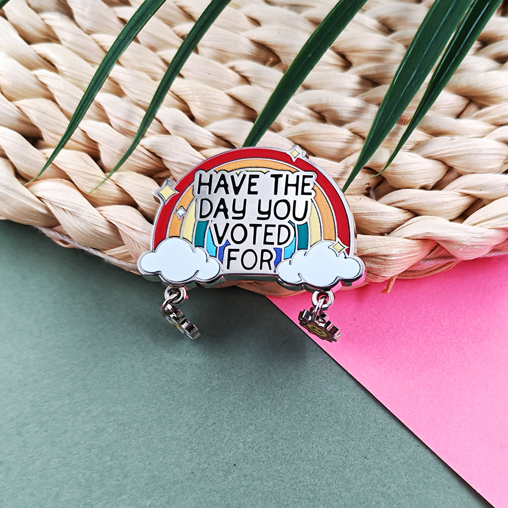 Broche de metal con texto de m - Embroidery Initials reseña y precio